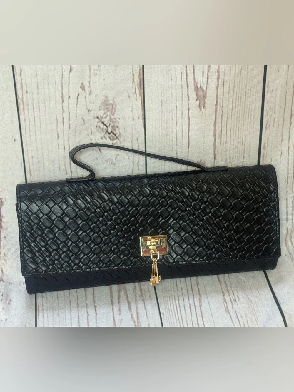 Elegant Black Handbag with adjustable strip